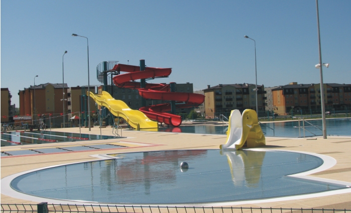 TERMY: widok na basen dla dzieci, zewn�trzny basen termalny i zje�d�alnie